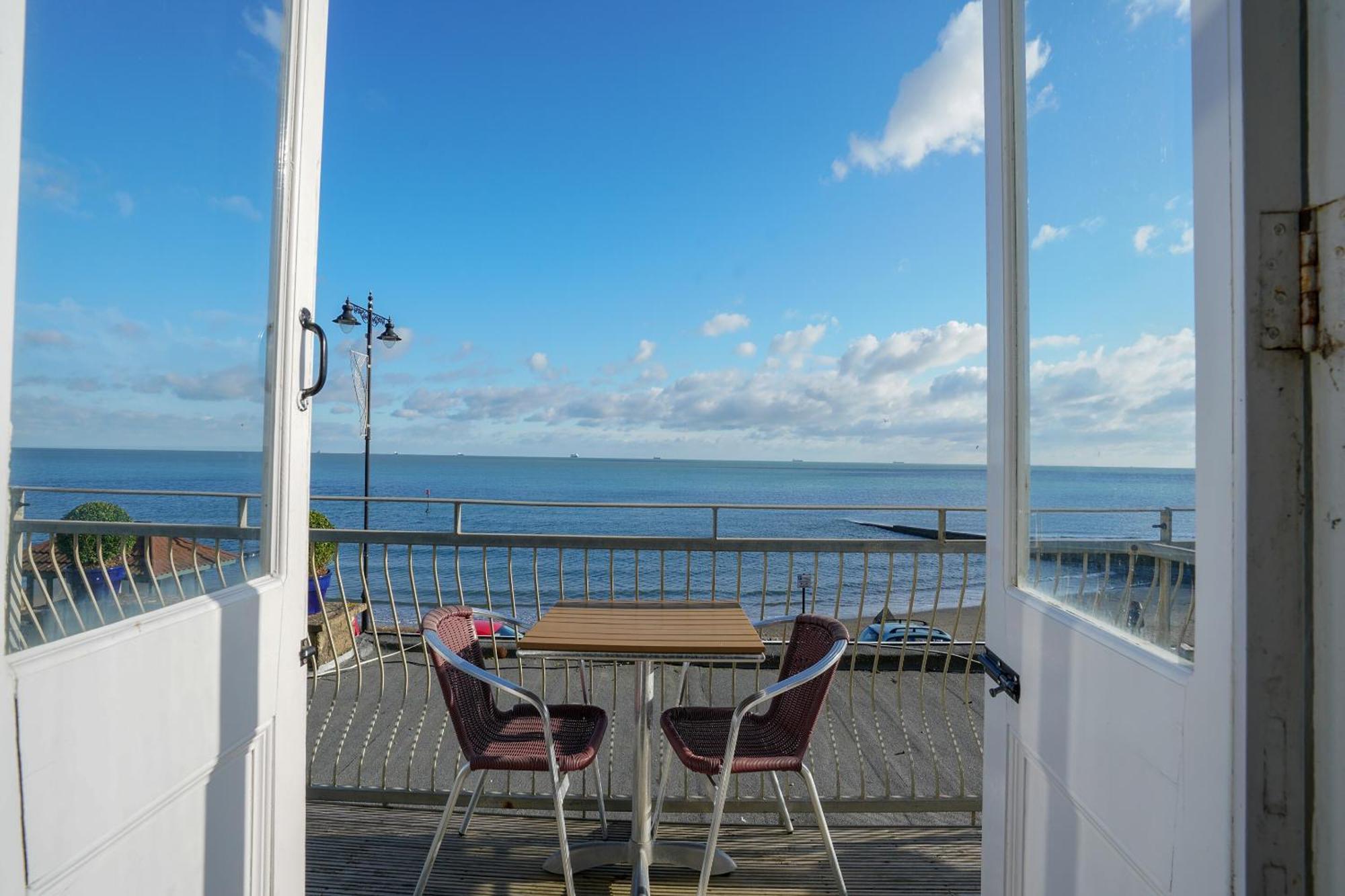 Oyo Shanklin Beach Hotel מראה חיצוני תמונה